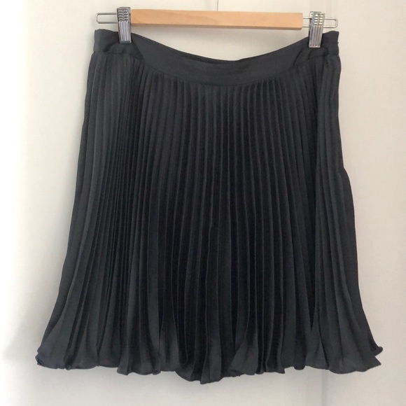 Club Monaco Dresses & Skirts - Club Monaco flowy pleated skirt - size 6